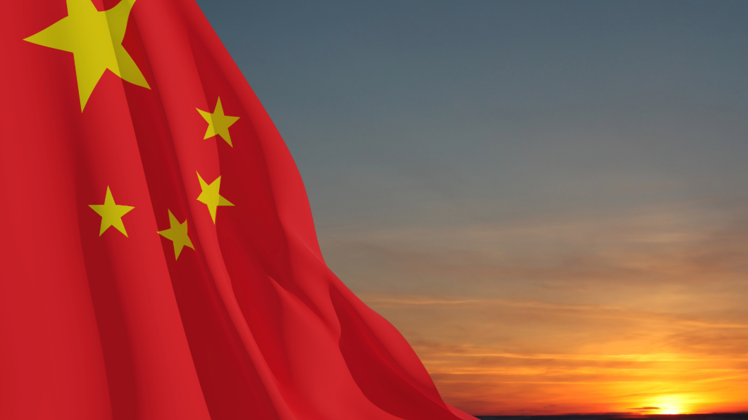 Wehende Chinesische Fahne vor Sonnenuntergang 